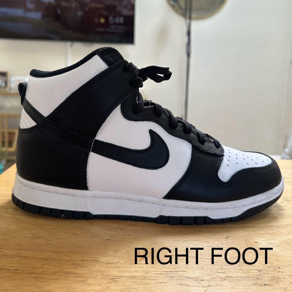 Nike Womens Black and White Sneakers - Picture 5 of 8